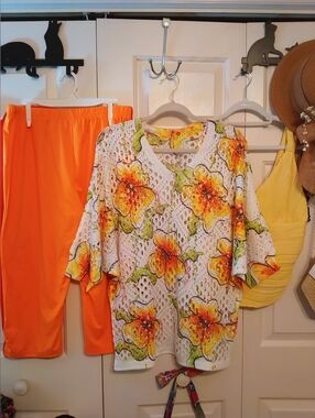 Four piece floral bundle, XL. 2 tops, 2 capri leggings